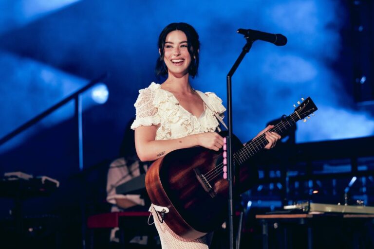 Gracie Abrams’ Red Rocks Concert to Stream on Apple Music – Variety